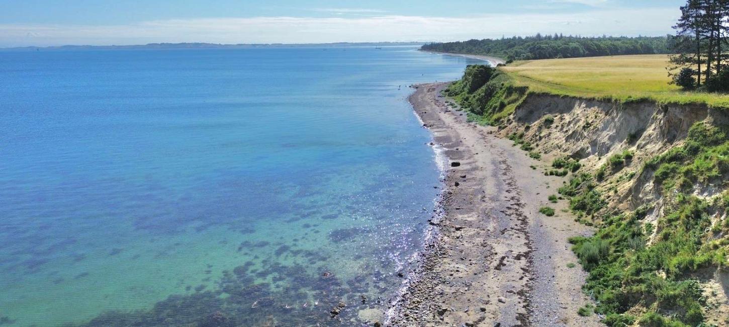 Dronefoto af klint på Tunø
